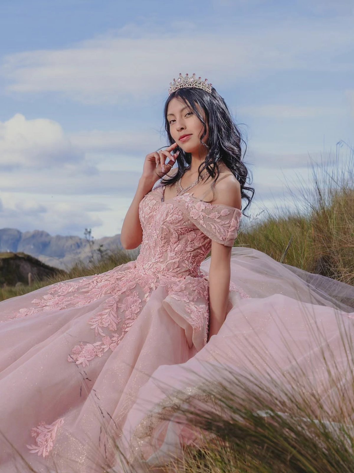Quinceañera con paisaje de montañas
