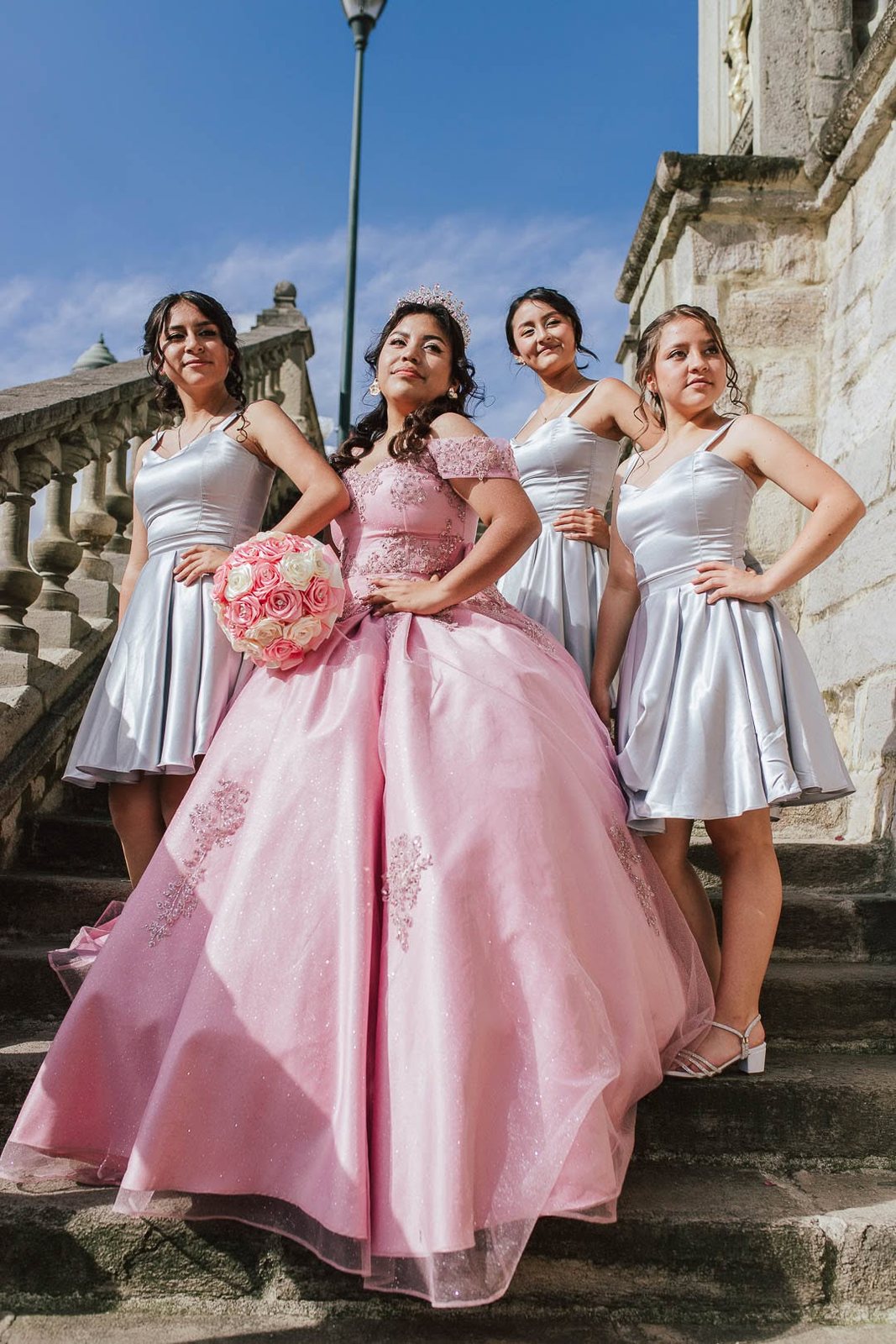 Quinceañera con damas